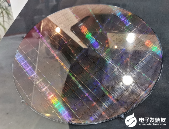 富士通推出A64FX ARM处理器晶圆 采用台积电7nm FinFET工艺制造
