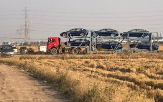 国产特斯拉Model 3运出上海工厂在交付途中
