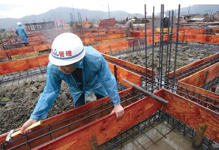 内置传感器的新型智能头盔实时检测身体指标
