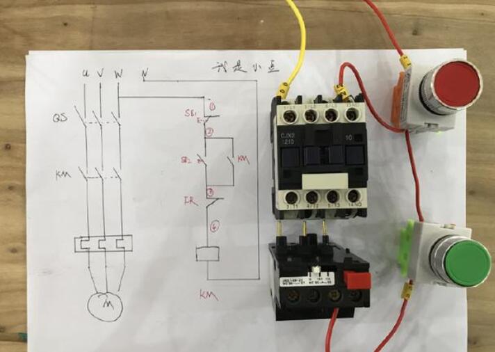 一根启动按钮常开2号线,接线来看3号线一跟进热继电器常闭