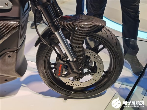 小牛电动发布首款跨骑电动摩托车rqi 时速最高可达160