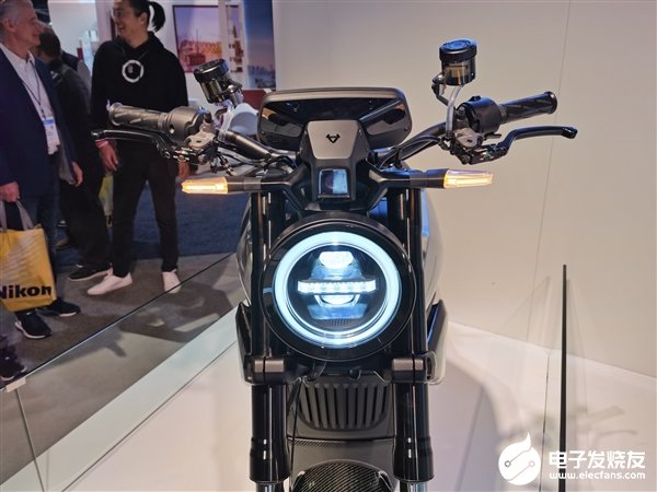 小牛电动发布首款跨骑电动摩托车rqi 时速最高可达160