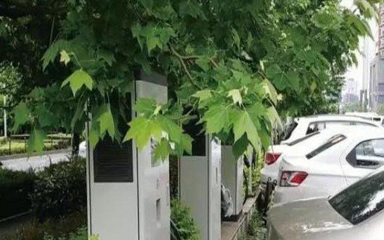 直流充电桩和交流充电桩给电动汽车充电有什么不同?