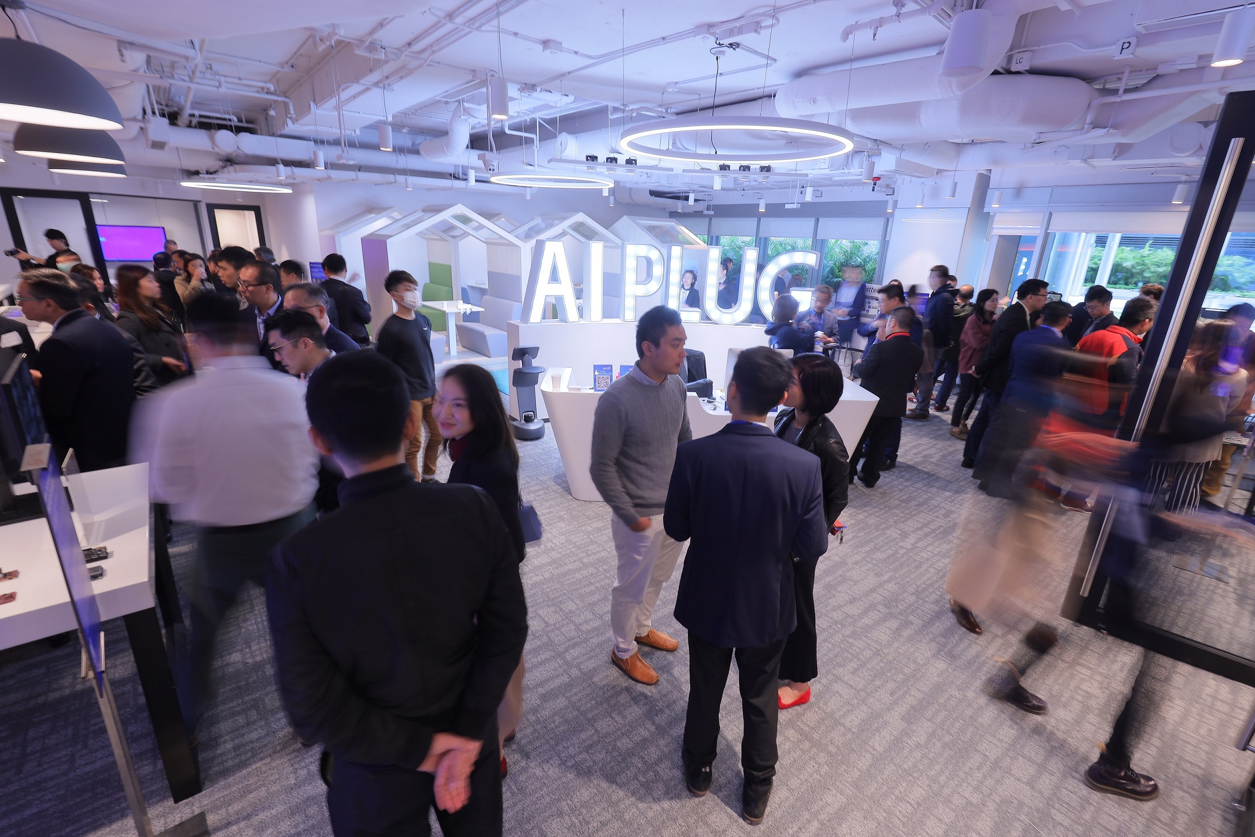 图片二及三:伙伴公司于机械人技术促进中心2.0及AI PLUG展示最新的人工智能及机械人技术。