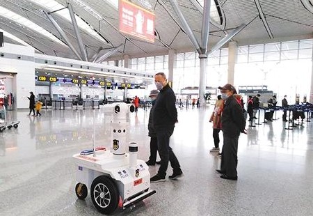 升级版5G警用巡逻机器人测体温误差在0.5℃以内