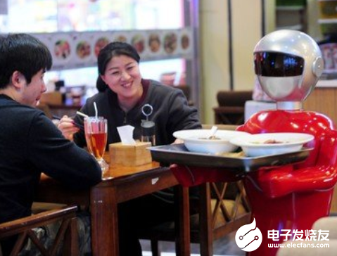 机器人服务员亮相阿富汗 吸引了广大顾客的关注