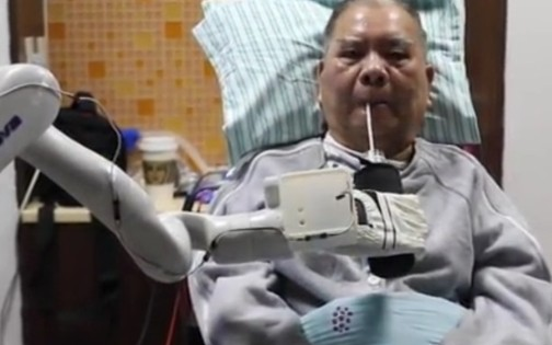 腦機芯片讓癱瘓病人實現用意念控制機械臂喝可樂和打...