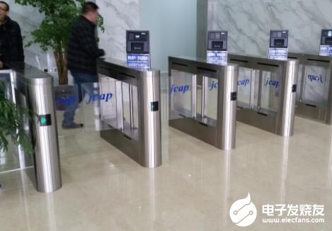 人脸识别门禁兼顾效率与防控 结合红外测温解放门岗...