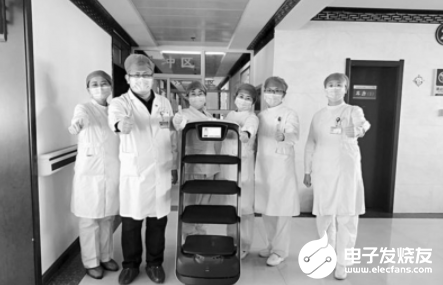 机器人“小护士”忙着送餐送药 帮助医护人员减轻担...