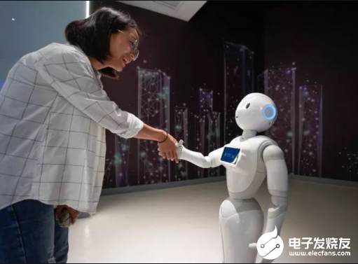 5G机器人助力疫情防控 减少了人与人的近距离接触