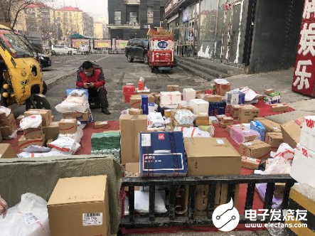 机器人配送减少快递堆积 疫情期间为快递人员减负