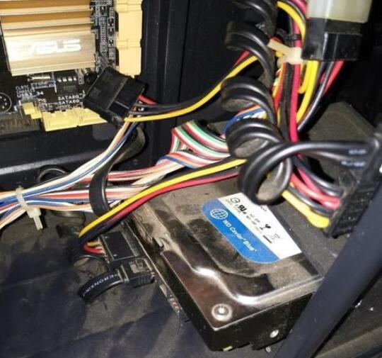 電腦顯示屏不亮但是主機已開機是怎么回事