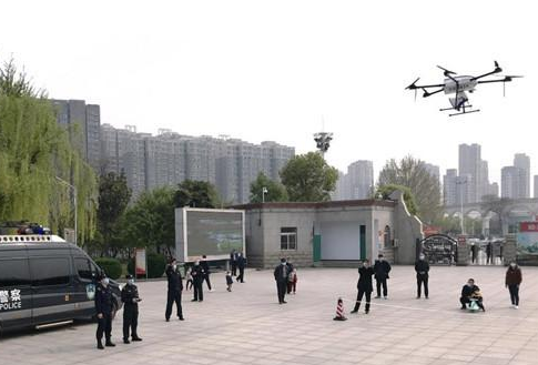 荥阳市公安局正在采用警用无人机进行空中巡逻工作