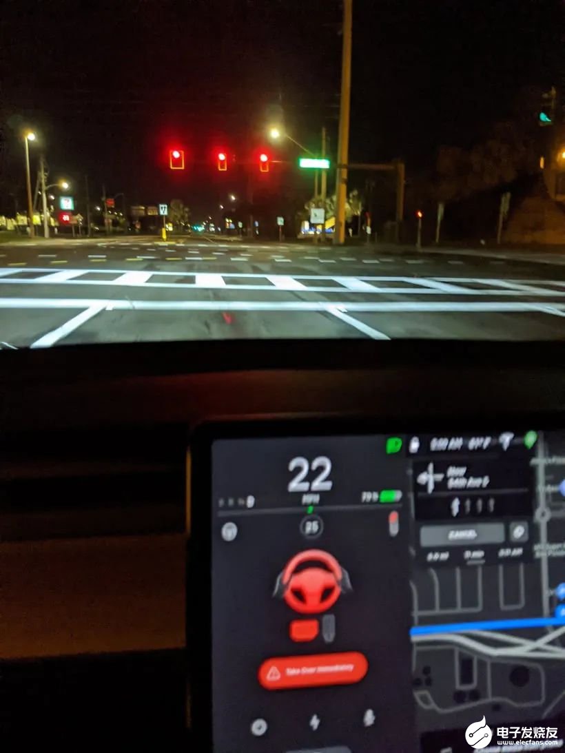 城市交通场景自动驾驶还有多远 特斯拉Autopilot系统能识别红绿灯