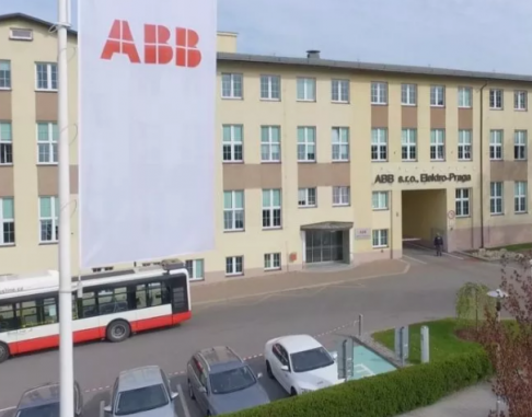 ABB成功安装了全球第一款真正实现人机协作的双臂...