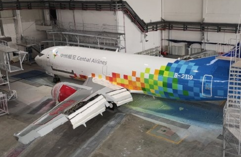中州航空的首架733货机B-2119正在完成喷涂...