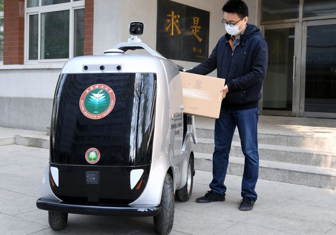 北理工全新无人配送车 能识别面部信息和检测体温