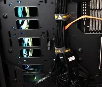介紹電源在全日系電容以及智能溫控風扇等配置方面的...