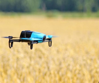 Skydio無人機使用機載人工智能自動跟蹤并拍攝...