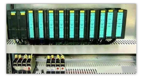 集中處理控制信號,還有輸出執行器的PLC