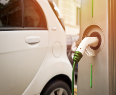 Lucid Air号称充电速度最快的电动汽车,充电一分钟增加20英里续航