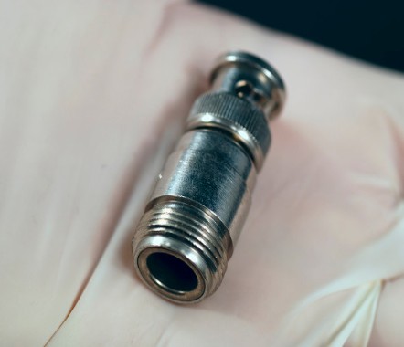 谐振器的厚度变化会影响通信技术的 Dk 值?