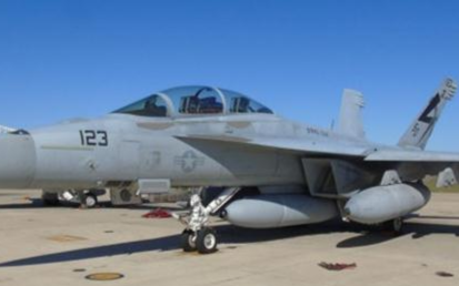 美国海军F / A-18超音速战斗机 获得了红外...