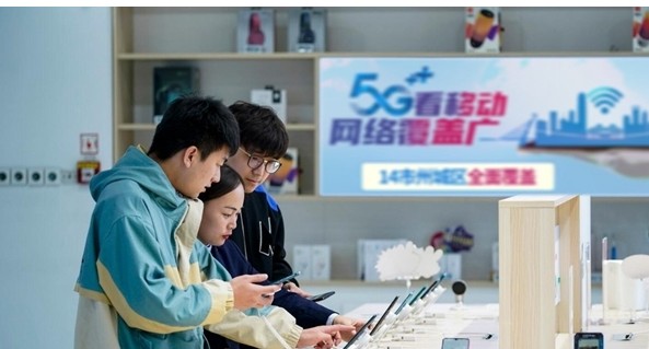 甘肃移动和酒泉钢铁公司联合建设的5G无人矿车项目...