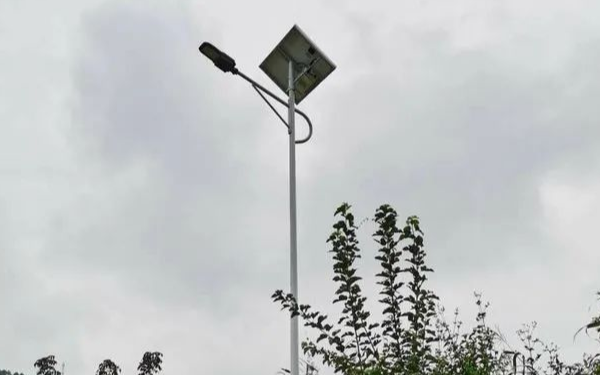 深圳社会组织帮扶凉山建设智慧路灯