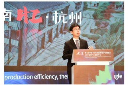 2020年10月16日——第二届中国(杭州)国际智能产品博览会和2020全球人工智能大会(以下简称智博会)在今天隆重召开,诸多行业大咖和前沿科技成果汇聚一堂,以AI开启无限想象。全球领先的人工智能平台公司商汤科技SenseTime以“AI+新基建,智造新浪潮”为主题闪耀亮相,深刻展现了AI的创新与应用如何推动各行各业的智能化升级,从而为杭州乃至全球城市的数字经济发展注入新的动能。此外,通过产学研一体化优势和丰富的AI+行业经验,商汤科技得以深刻把握杭州人工智能发展机遇,助力杭州建设国家人工智能创新发展高地。 (新闻图片:商汤科技联合创始人、首席执行官徐立) 商汤科技联合创始人、首席执行官徐立作为特邀嘉宾出席主论坛,表达了商汤致力于通过AI和AR技术,为人们带来更多全新体验和美好回忆的愿景。徐立在演讲中表示,“商汤希望通过AI带给杭州更多美好的体验,让城市更加安全、生活更加便捷、文化更有温度,全方位推动社会和经济的发展进步。” 在本届智博会上,商汤科技首次发布了工业OCR一体机。该设备集成了商汤自主研发的深度学习算法及光度立体视觉技术,可应用于顶级芯片生产中的晶圆ID识别流程,通过精准在线识别晶圆产线场景物料编号和条码,为半导体行业实现工业级的降本增效。同时,它还能广泛应用于消费电子、新能源、食品和医药等领域,推动智慧工业的高质量发展。此外,商汤智广营销平台也一同亮相,其AIGC商汤智影视频创作引擎可一键生成创意短视频,为文娱和广告产业创新注入新活力。 (新闻图片:工业OCR一体机晶圆ID识别方案) 凭借领先的原创AI技术能力以及对杭州本地传统产业的深耕,商汤科技已助力杭州多个行业的智慧化发展。在智慧城市领域,杭州正引领全球前沿。商汤科技也充分发挥自身优势,为杭州的智慧城市建设添砖加瓦。面向即将到来的2022杭州亚运会,商汤科技将携手中国电信共建基于AI+AR技术的“智慧中枢平台”,通过虚实融合的数字孪生,实现高效、智能的综合管理,并给广大市民带来创新、直观、趣味性的的AR互动体验。不仅如此,商汤还在现场展示了星云智慧园区解决方案,该方案能够助力提升园区的安全保障、通行管理、安全生产和运营能力,全面助力城市的智慧化发展与规划。 在文旅产业,商汤科技“城市级AI智慧文旅”已落地杭州的多个场景均在本次智博会中得到体现。不久前,商汤为西湖景区打造了沉浸式AR导航以及虚实融合的导览体验,让游客深刻感受西湖多个景点背后的历史故事和典故。在湘湖,商汤更以多项AI智慧服务和趣味应用,打造萧山首条智慧跑道。而在即将启动的萧山智慧城市馆中,商汤还将带来更多维度的互动性和趣味性游览体验,让观众直观感受萧山的变迁。依托全面的AI+MR技术和多样化的应用场景,商汤科技“城市级AI智慧文旅”解决方案将全面推动智慧文旅的发展,成为文旅产业的新基建。 (新闻图片:商汤科技“城市级AI智慧文旅”) 核心技术创新以及产学研的紧密结合,是支撑AI持续进步与行业赋能的重要基石。在杭州本地,商汤科技与浙江大学共建的“浙江大学-商汤三维视觉联合实验室”致力于SLAM(即时定位与地图构建)和三维重建等领域的前沿研究,帮助加快基础科研突破和人才培养。去年,商汤科技牵头成立的中国增强现实核心技术产业联盟(CARA)在杭州成立,通过与产业界、学术界等各方的紧密协作,共同推动增强现实原创技术发展和应用创新,加速行业命题的研究和科研成果的转化。 当前,数字经济正席卷各行各业,以人工智能驱动的产业数字化也将引领产业智能升级的新风向。作为中国科技部指定的首个“智能视觉”国家新一代人工智能开放创新平台,商汤科技将根植杭州沃土,充分利用本土优势。通过“一项基础研究+一个平台支撑+多个行业赋能”的策略,商汤科技将让“杭州制造”更加智能、“杭州服务”更具智慧,为杭州构建“数字经济第一城”贡献积极力量。