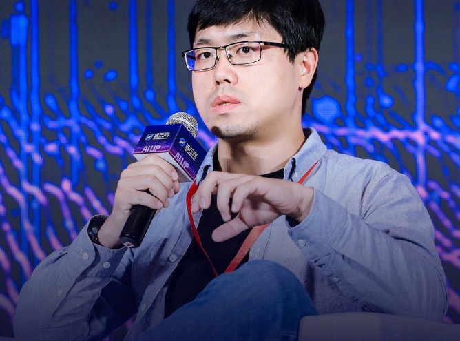 云跡科技通過“智能機器人+貨柜+線上商城”模式打...