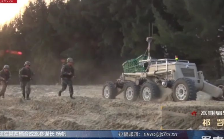 中国步兵在演习中与UGV并肩作战