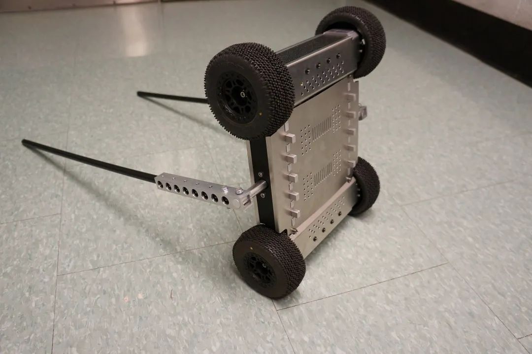 自动调整平衡的爬楼梯机器人设计
