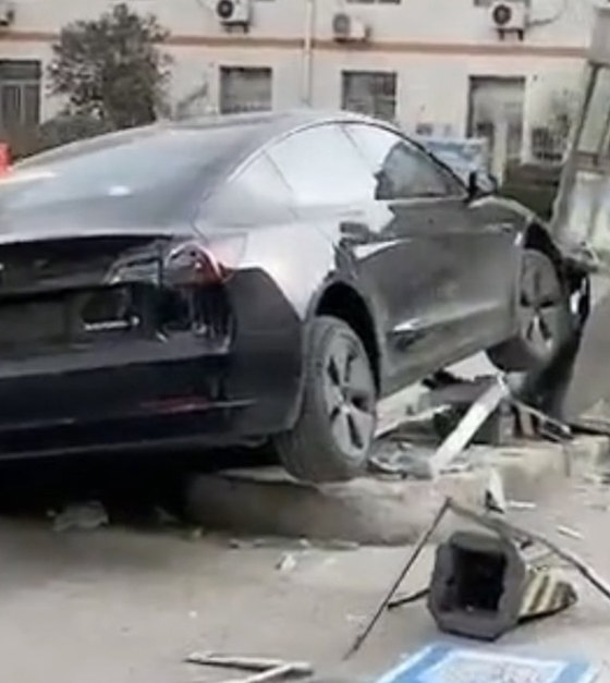 傳特斯克Model 3撞毀醫院崗亭及車禍