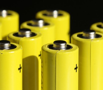 特斯拉或将电动汽车中的三元锂电池换成铁锂电池