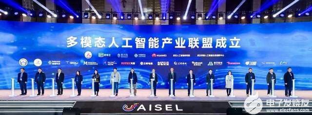 向未来飞驰：武汉推开了AI产业化和产业AI化的三重门