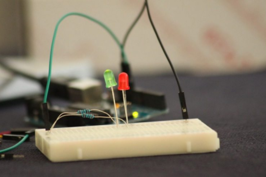 使用操纵杆和Arduino控制多个LED灯亮灭的过程