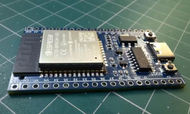 如何設計一個基于ESP32的微控制器開發板
