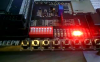 采用FPGA DIY开发板实现8个跑马灯向左移功能
