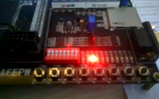采用FPGA DIY 开发板实现8个流水灯向左移功能
