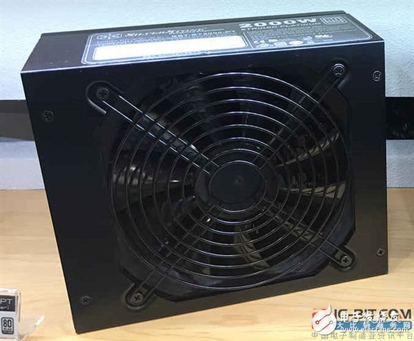 银欣展出全球第一款拿到白金认证的2000W超大功率ATX电源