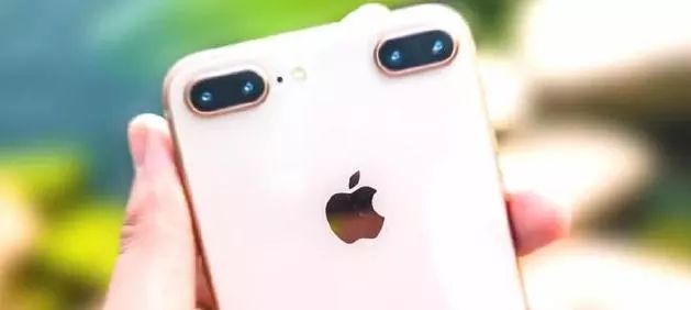 iphone11的手机概念图公布,你会去选择这款是四个摄像头的手机吗?