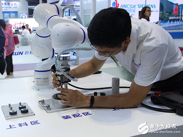 协作机器人的应用场景 o4YBAFtpN2-ATdojAADmNMdUWxc565.jpg