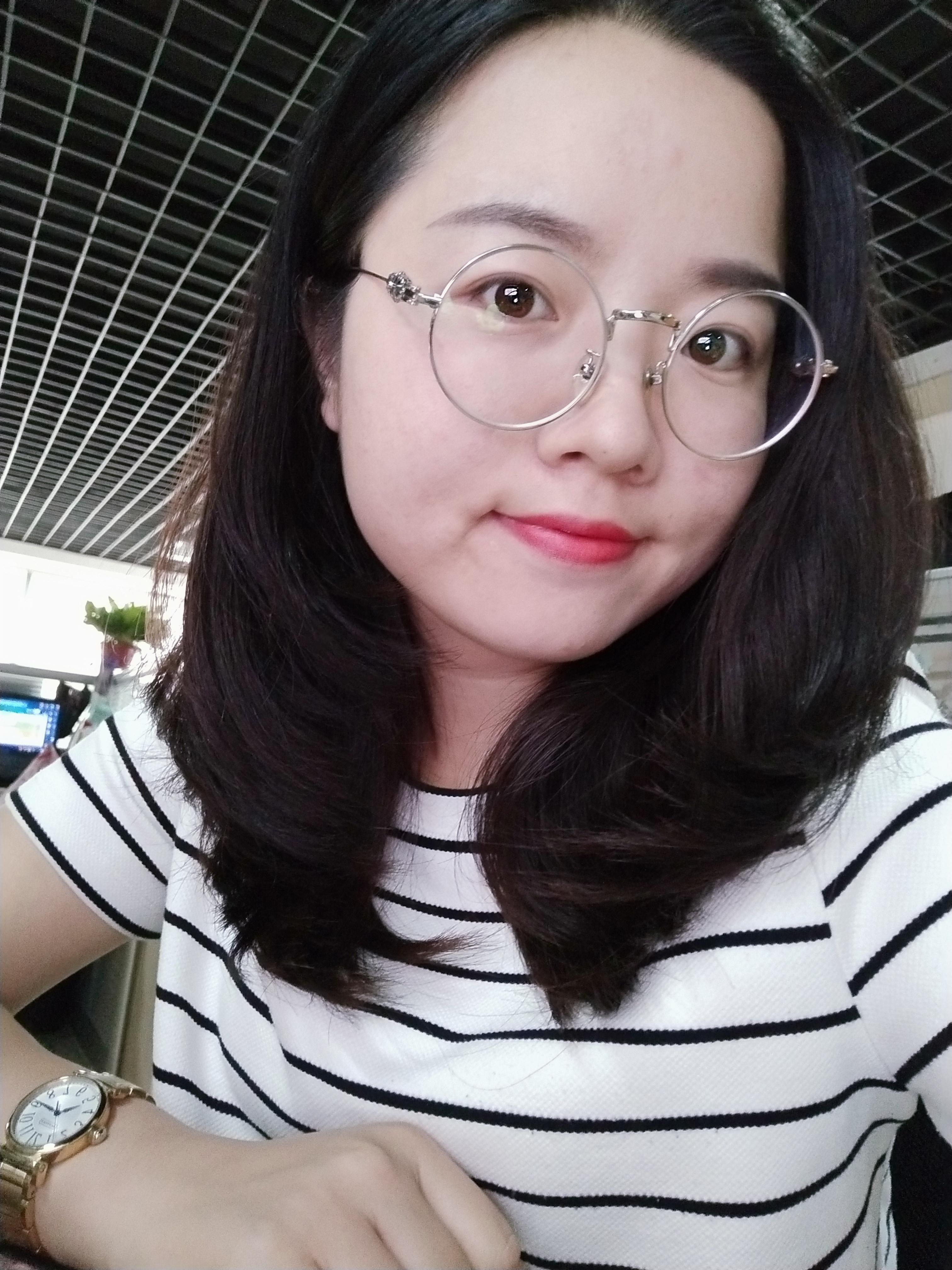 美颜前↑↑↑美颜后两组自拍样张模拟了两个场景,一张在光线较