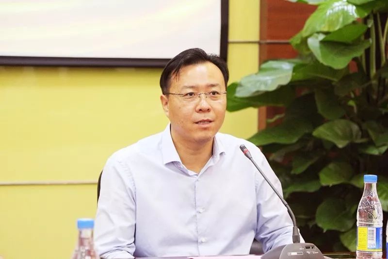 董事长何勇_董事长办公室图片(3)