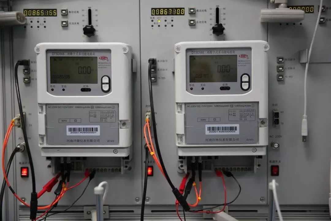 全电子式的智能电表则从计量到数据处理都采用以集成电路为核心的电子