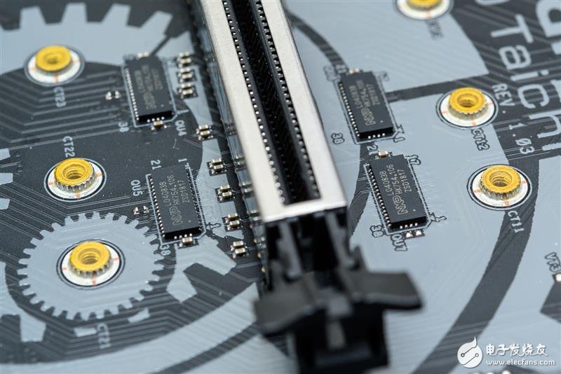 主板pci-e x16插槽末端两边各有两颗l04083b芯片,用于桥接显卡插槽