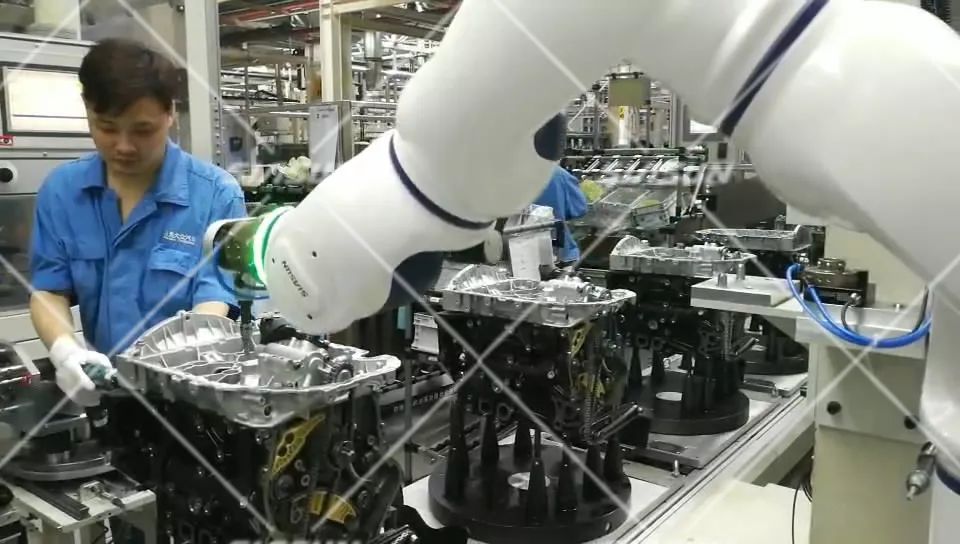 协作机器人的概念 pIYBAFvioB2AC9XpAAFIK6hS0c4919.jpg