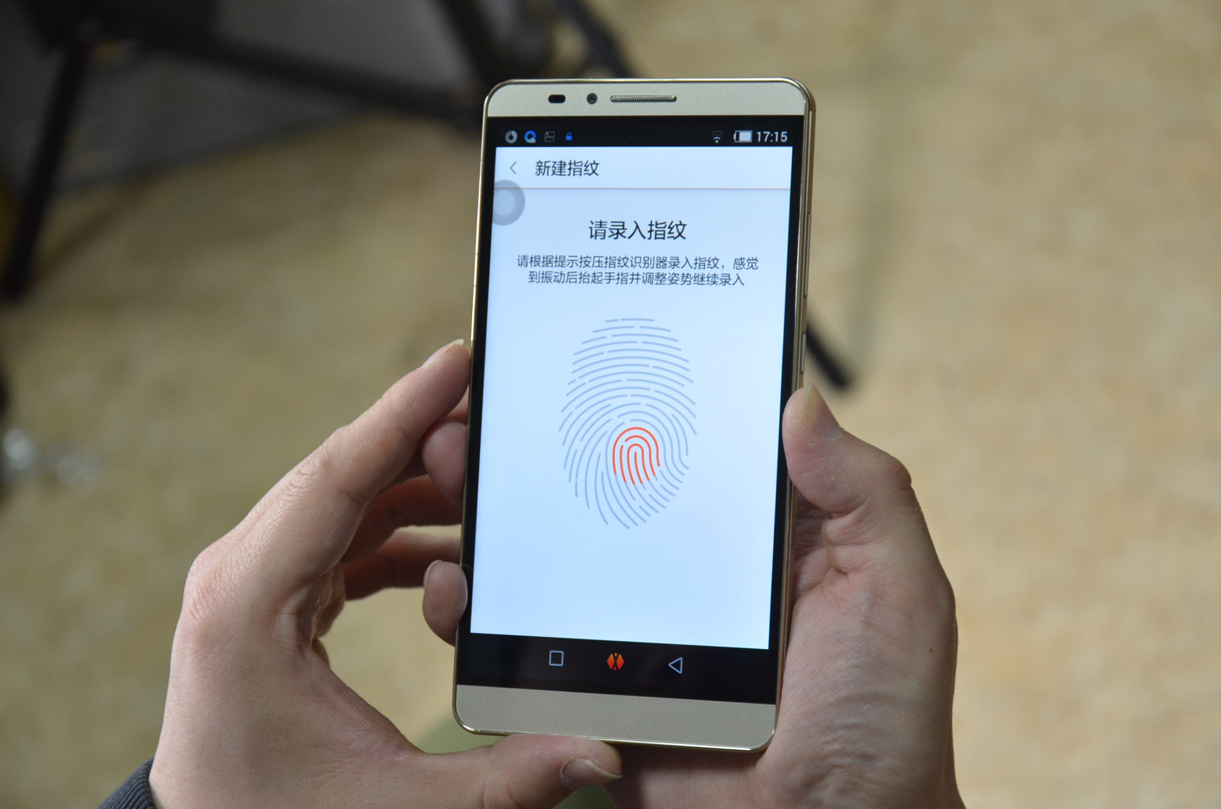 之后便可能进行指纹录入,该录入界面与iphone非常类似,须要再三点按