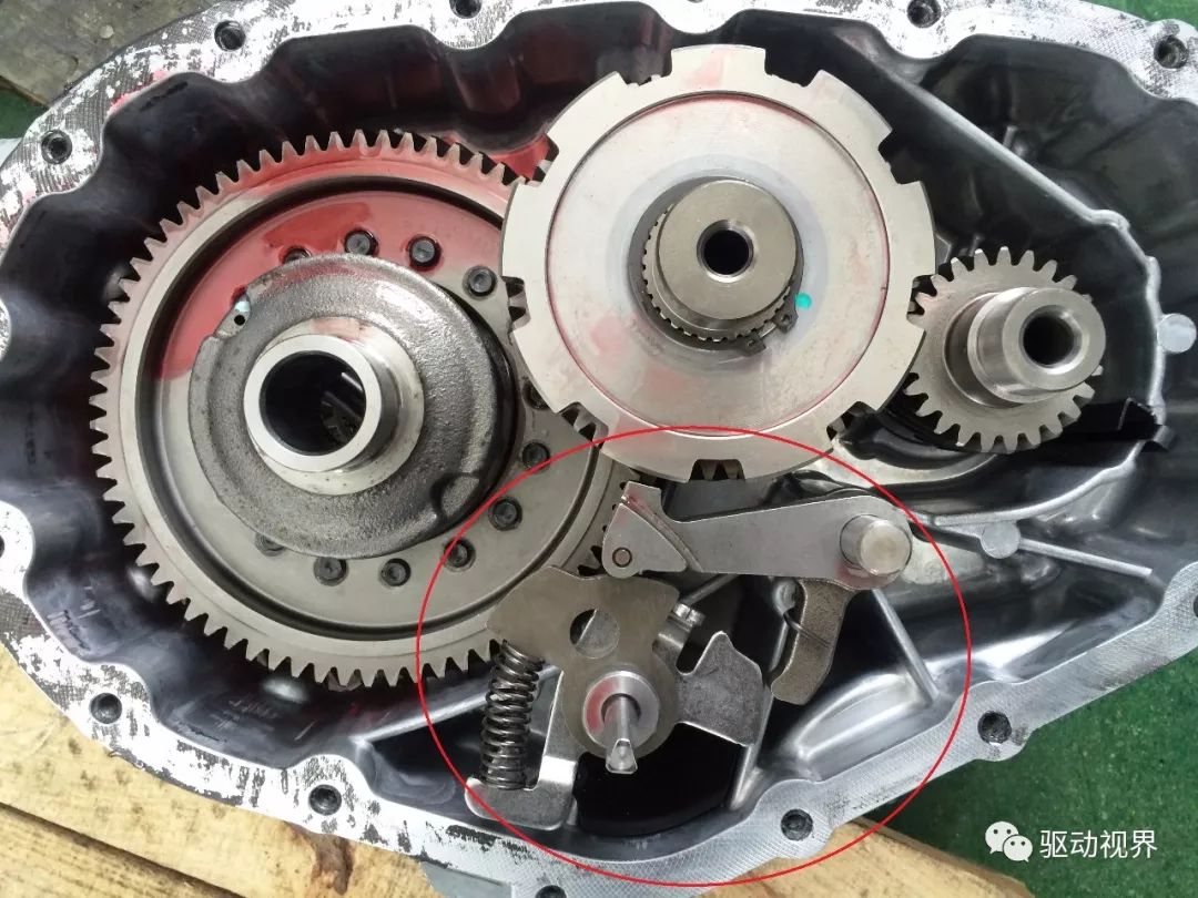 目前纯电动汽车采用单档变速箱较多,操作相对简单,大部分车型只有